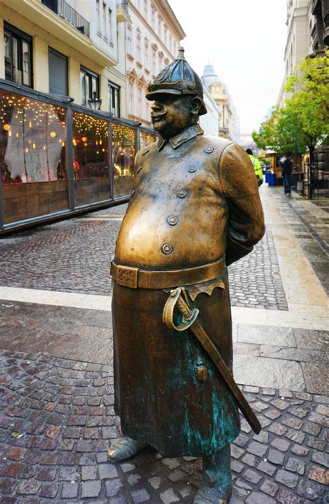 Why are there shoes by the river Danube? - Statues in Budapest