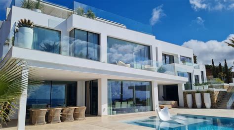 Luxury seafront villa with 5 bedrooms situated in the southwest of Mallorca