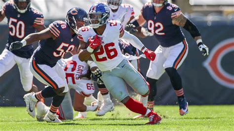 Saquon Barkley leaves the field with knee injury