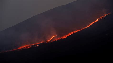 Italy's Mount Etna volcano erupts, spews ash on Catania, halts flights | World News - Hindustan ...