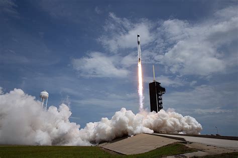 Here Are the Glorious HD Photos of the SpaceX Crew Dragon Launch ...