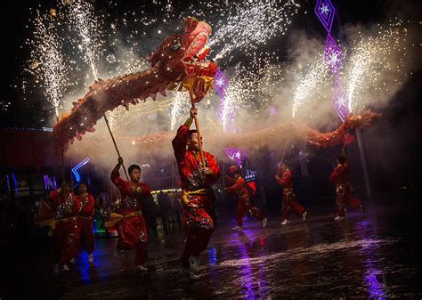 Chinese New Year: Fireworks and dragon dances at Spring Festival temple fairs [Photo report]