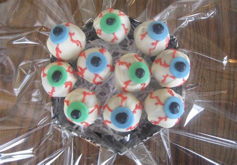 Let's Get Caking!: Creepy Eyeball Cake Pops