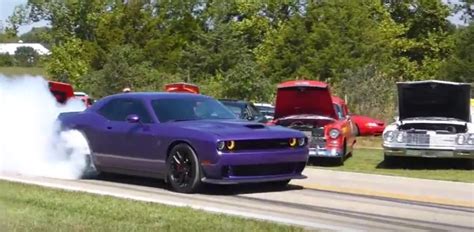 Incredible Hellcat Challenger Rolling Burnout - DodgeForum.com