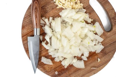 The cook cuts the onion on a cutting board - Creative Commons Bilder