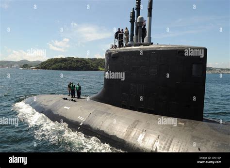 Virginia-class attack submarine USS Hawaii transits Tokyo Bay Stock Photo - Alamy