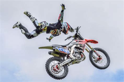 Motorised Stunt PERFORMERS SHOW - Streets United