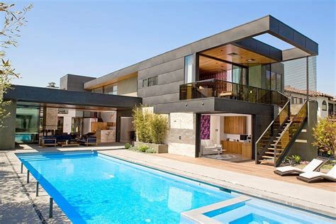 Casa Moderna de dos niveles con piscina en Los Angeles con un ambiente alegre y contemporaneo ...