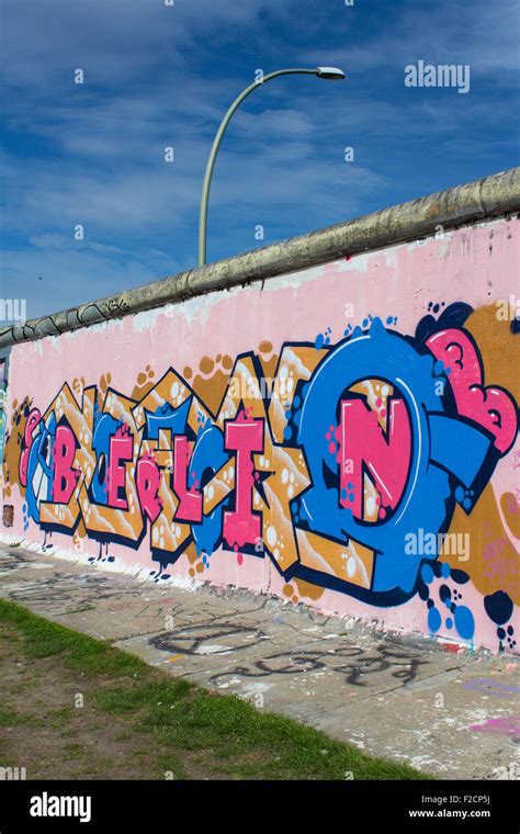 berlin wall graffiti - east side gallery Stock Photo - Alamy