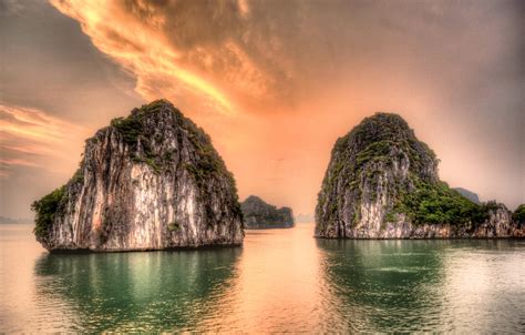 Expose Nature: Sunset in Halong Bay [OC] [5094 × 3246]