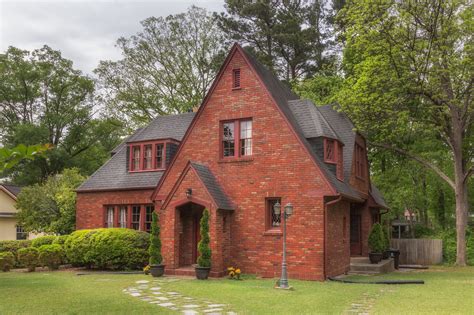 14 Best Roof Color for Red Brick House to Create A Stunning Exterior – KellyHogan