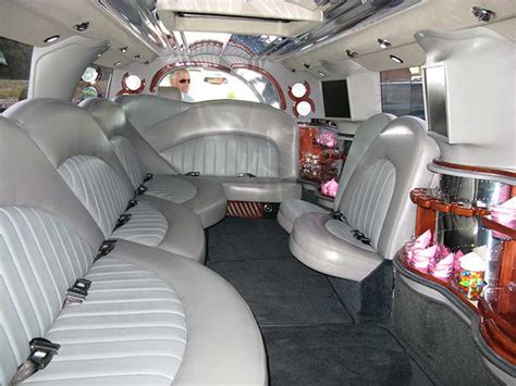 Rent an Eye-Catching Stretch Hummer Limo for Your Special Occasion