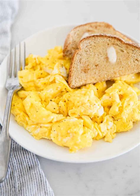 How to Make the Perfect Scrambled Eggs - I Heart Naptime