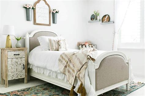 Country Bedroom Focuses on Wall Décor - Soul & Lane