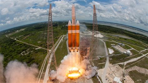 See the Stunning Launch of the World's Largest Rocket (PHOTOS) | The ...