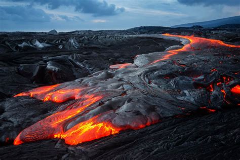 Surface lava flow at Hawaii Volcanoes National Park, Hawaii [OC][2048x1367]The rapidly cooling ...