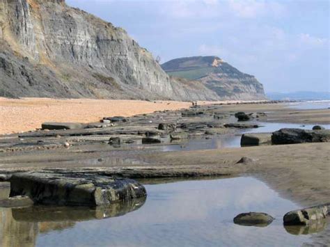 Low tide at Charmouth beach © M Etherington cc-by-sa/2.0 :: Geograph Britain and Ireland