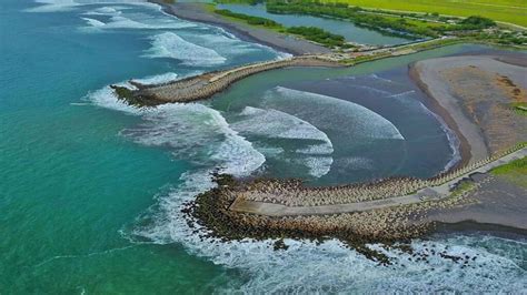 16 Review Menarik Pantai Glagah, Pemecah Ombak Terbaik Di Kulon Progo