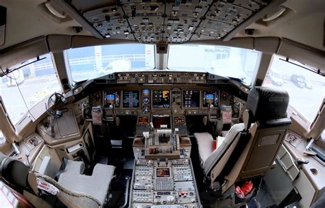 Boeing 777 cockpit camera - lilyautomotive