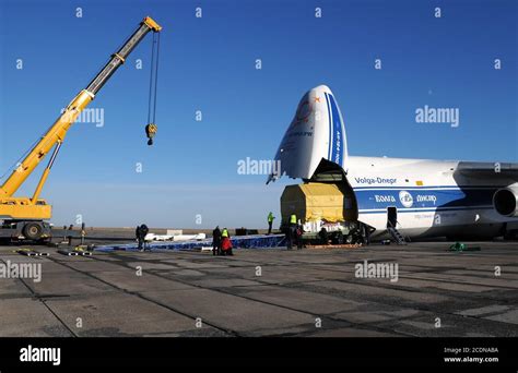 Heavy Container Unloading Stock Photo - Alamy