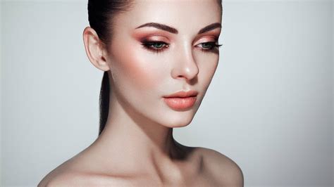 7 Ways to Wear Coral Makeup All Year - L’Oréal Paris