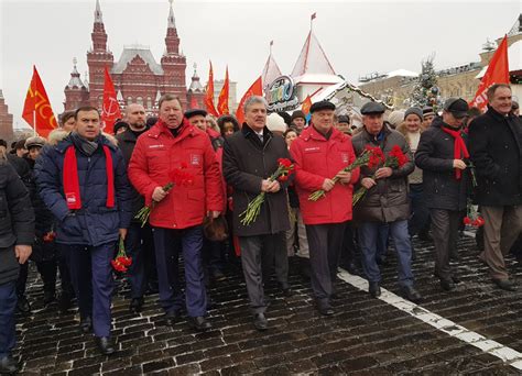 Communist party leaders laying flowers at the Lenin Mausoleum today : r/Banned_from_Russia