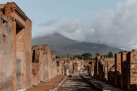 How a Volcanic Eruption Destroyed Pompeii - Beep