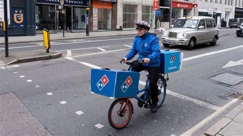 Domino’s seeks 5,000 workers as staff return to old roles - BBC News