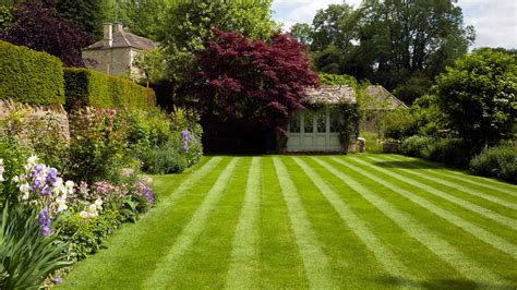 Lawn mowing patterns: 6 designs plus tips on how to do it | Gardeningetc