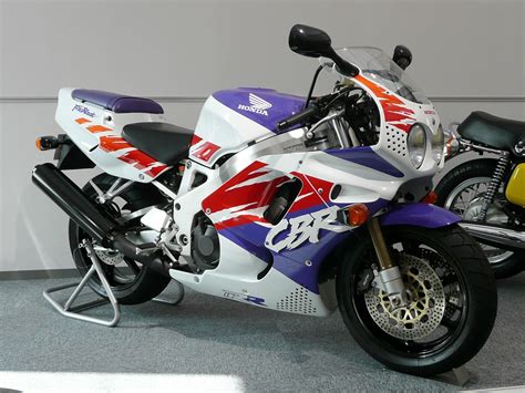 1994 Honda CBR900RR Fireblade - Moto.ZombDrive.COM