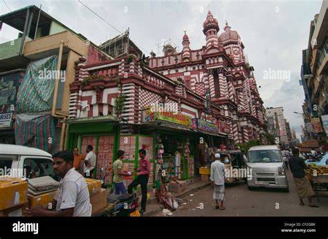 the Djemma Null Arafat mosque in the busy streets of Pettah Bazaar in Colombo, Sri Lanka Stock ...