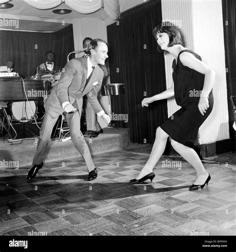 Twist dance 1960s hi-res stock photography and images - Alamy