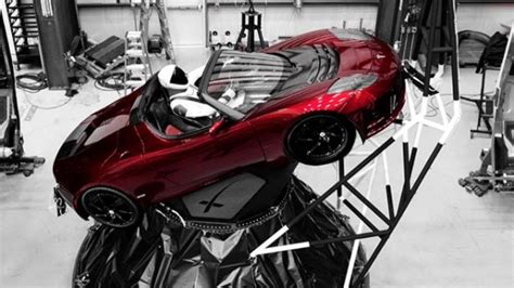 Elon Musk schiet Tesla Roadster met passagier de ruimte in - TopGear