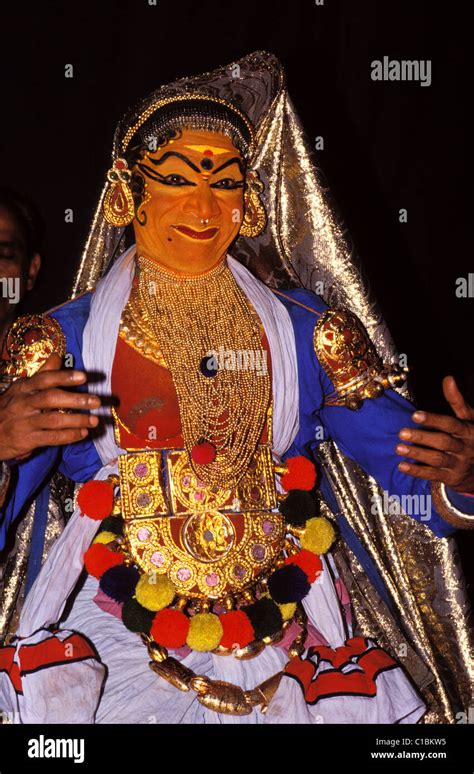 India, Kerala state, Kathakali dancer, theatrical dance Stock Photo - Alamy