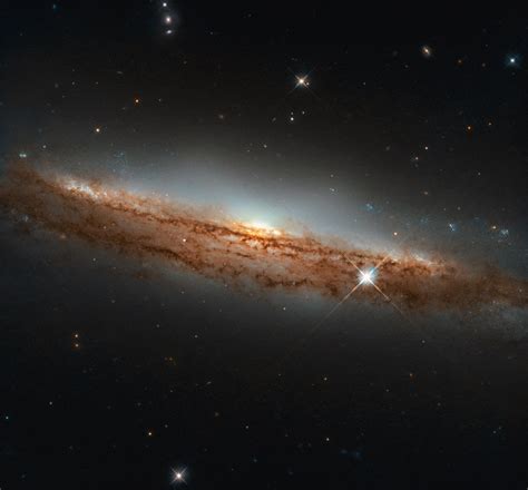 Hubble Snaps Spiral Galaxy’s Profile – From Hydra Constellation, 80 Million Light-Years Away