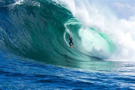 Enjoy The Most Amazing Pictues: 13 Cool Big Wave Surfing Pictures