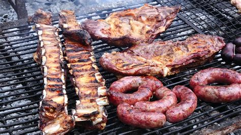 parrilla argentina, tradicional churrasco com carnes variadas 3697420 Vídeo stock no Vecteezy