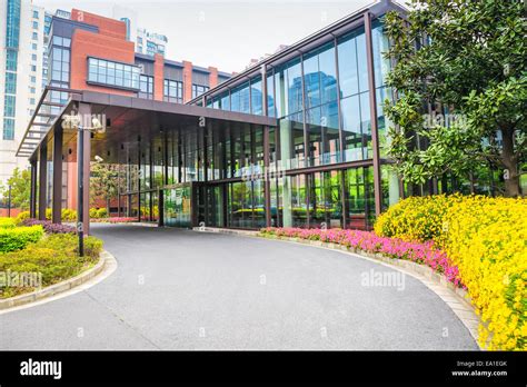 Entrance of modern building hi-res stock photography and images - Alamy