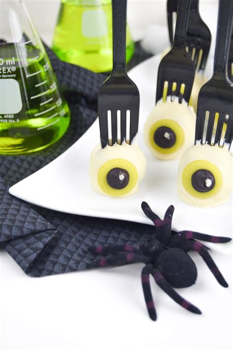 Creepy Eyeball Cake Pops for Halloween | Club Crafted