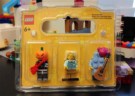 LEGO Store Build a Minifigure Cost | 2024-2025 Con Dates