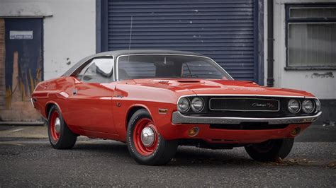 Live the American Dream with a Dodge Hemi Challenger - Retro Motor