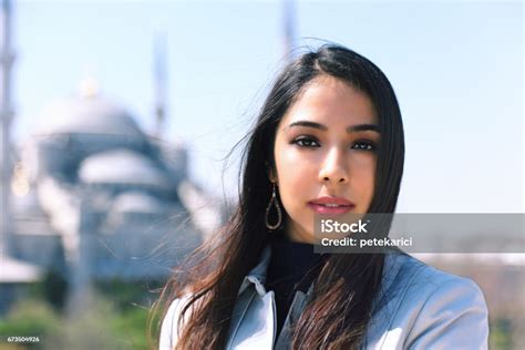 Potret Wanita Cantik Dengan Pemandangan Masjid Biru Distrik Sultanahmet Istanbul Turki Foto Stok ...