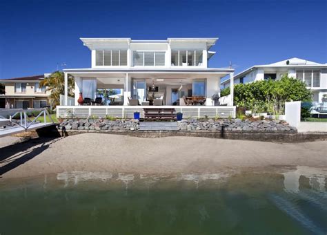 Airy beachfront home with contemporary & casual style | Modern House Designs