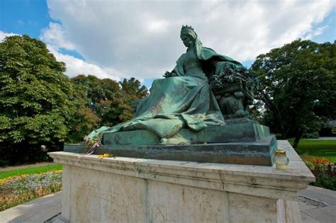 16 Unusual Statues in Budapest - Atlas Obscura