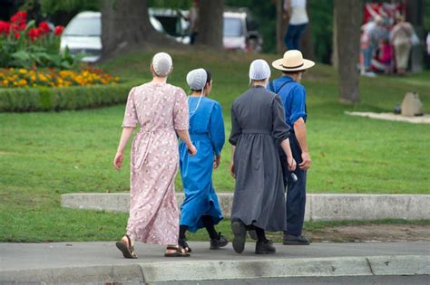 Mennonite vs Amish Clothing (Differences & Similarities) – Amish Baskets