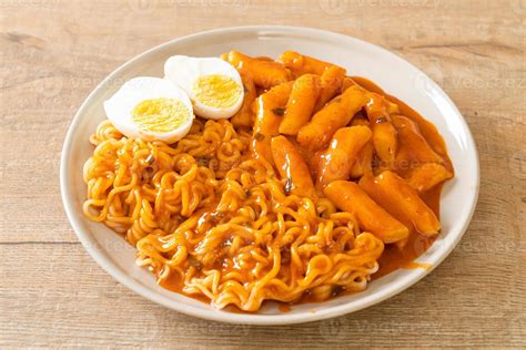 Rabokki or Ramen or Korean instant noodle and Tteokbokki in spicy korean sauce 4832030 Stock ...