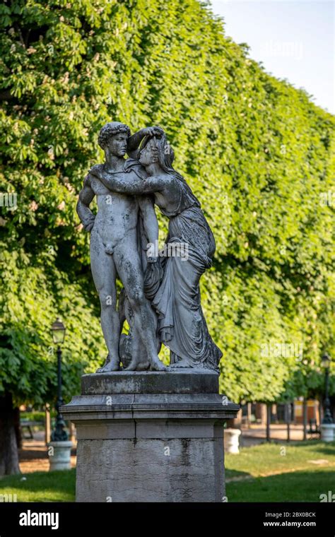 Statues in jardin du luxembourg hi-res stock photography and images - Alamy