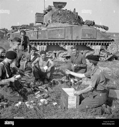 SHERMAN TANK crew of the 1st Northamptonshire Yeomanry enjoy their Stock Photo: 60100646 - Alamy