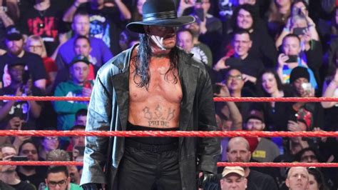 Twitter Erupts After Undertaker Announces Retirement From WWE - EssentiallySports