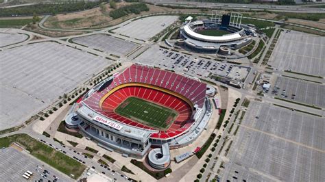 Chiefs add warming stations around Arrowhead Stadium for game | Kansas City Star